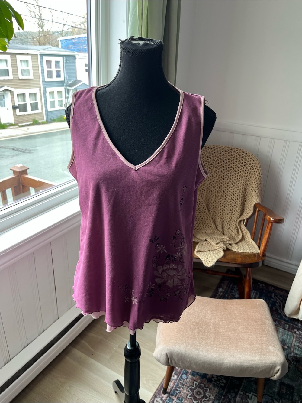 Women's Vintage Y2K Whimsy V-Neck Floral Trim Tank Top - Plum